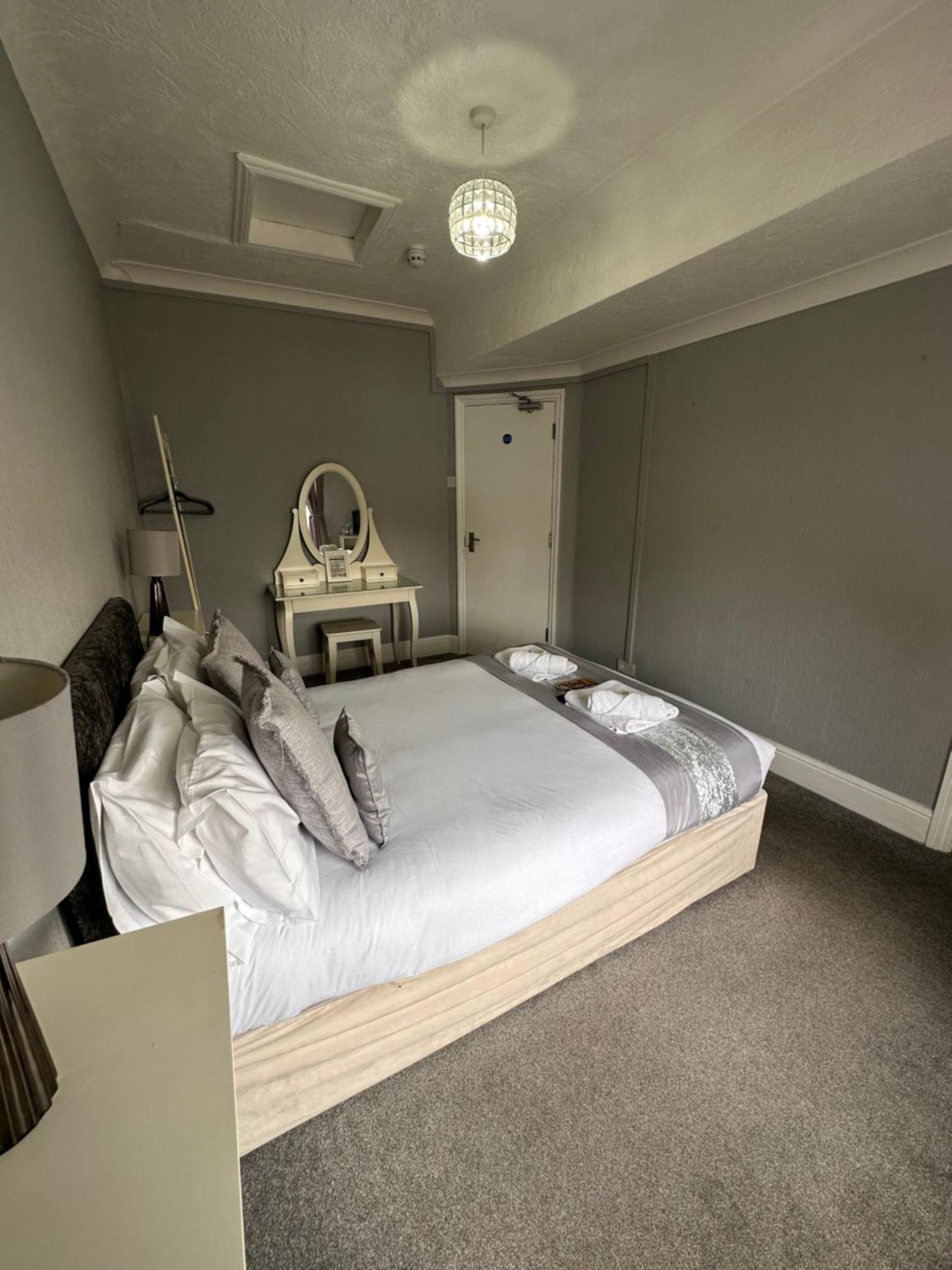 The Six Bells Bed & Breakfast โรเชสเตอร์ ภายนอก รูปภาพ