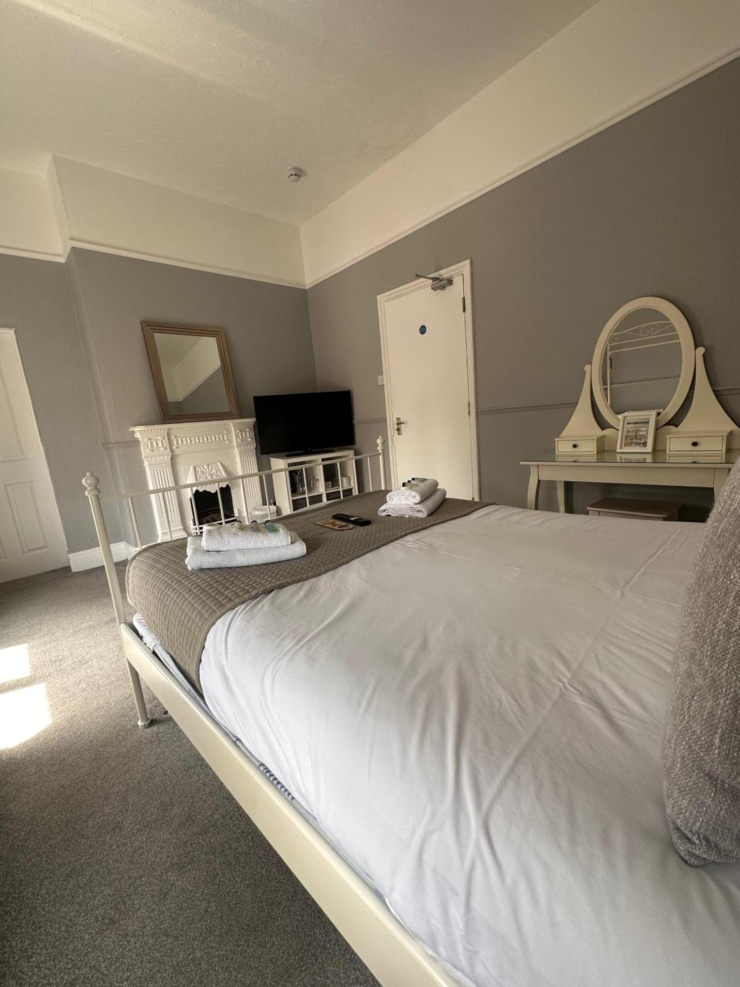 The Six Bells Bed & Breakfast โรเชสเตอร์ ภายนอก รูปภาพ