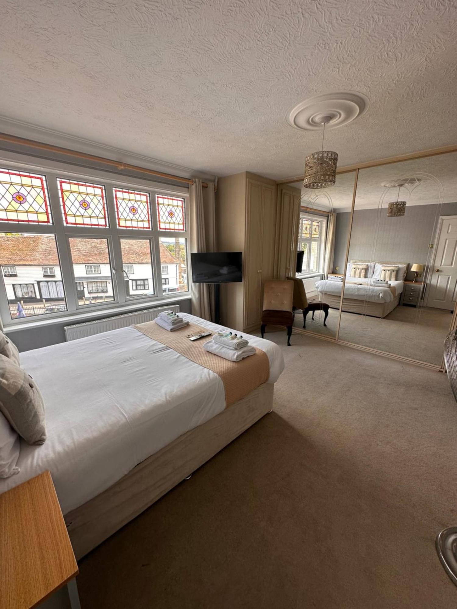 The Six Bells Bed & Breakfast โรเชสเตอร์ ภายนอก รูปภาพ